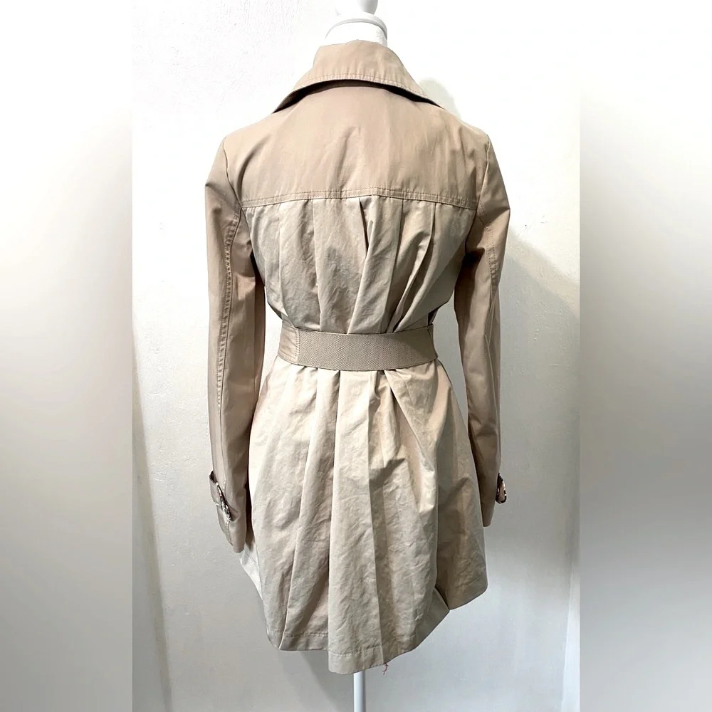 Classic Guess Belted Trench Coat size Double breasted with snap buttons.Size XS